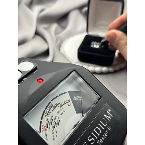 9k Yellow Gold Topaz & Diamond Ring SZ 8 / 3 Grams - Picture 7 of 8